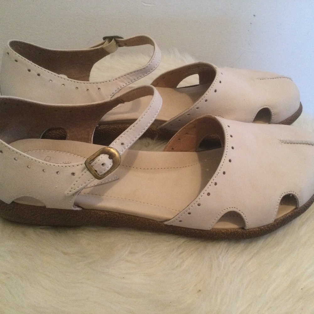 Dansko Gabriele Cream Nubuck Leather  Mary Jane size 39/8,5 excellent condition